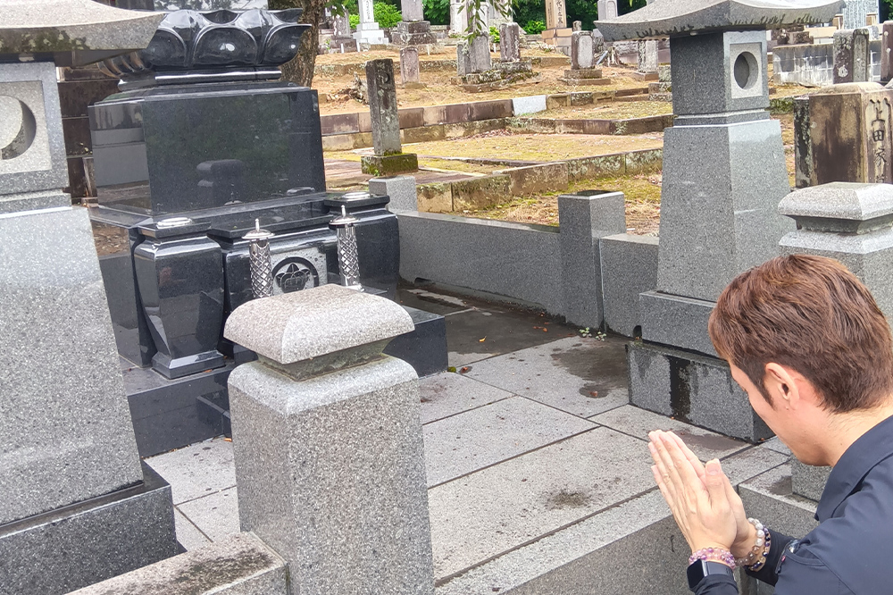 お墓での合掌